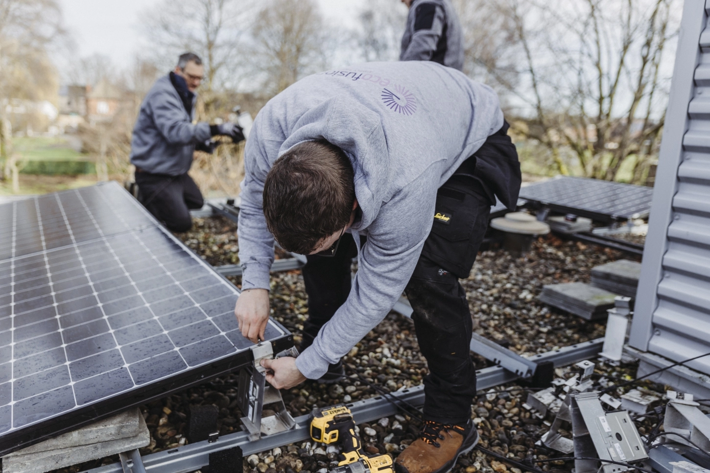 EcoFusion plaatst zonnepanelen. 